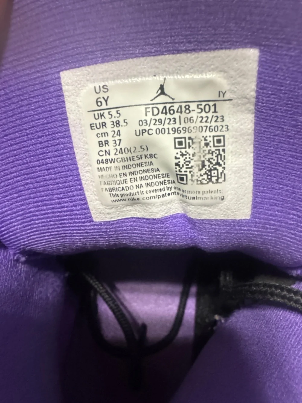 Nike unisex kids sneakers in purple and black